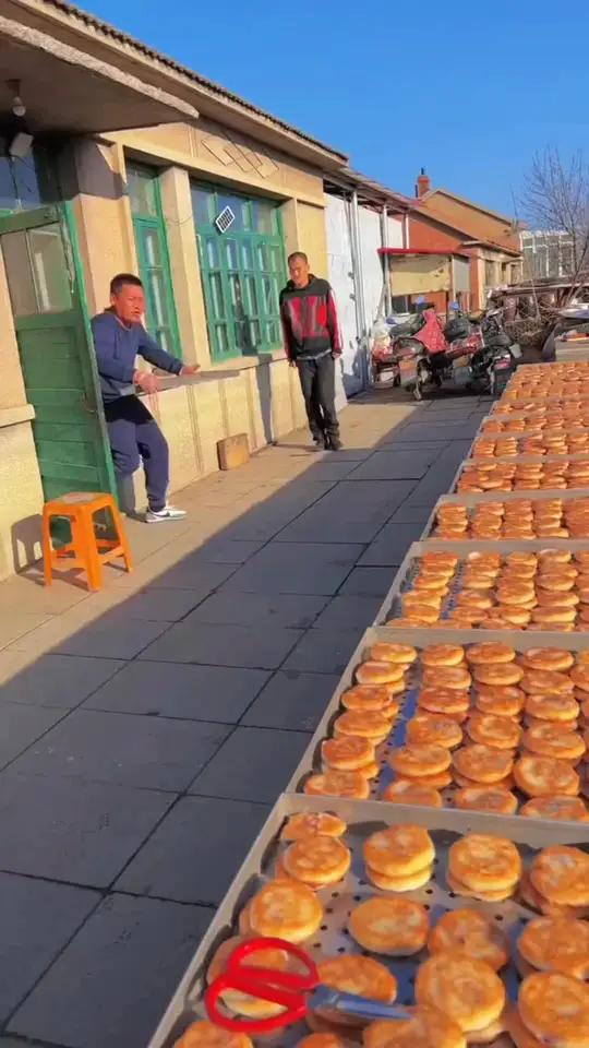 东北粘火勺出锅啦,现烙现发,水磨江米面,外酥里嫩软糯香甜超好吃吃货必备年糕饼粘火勺
