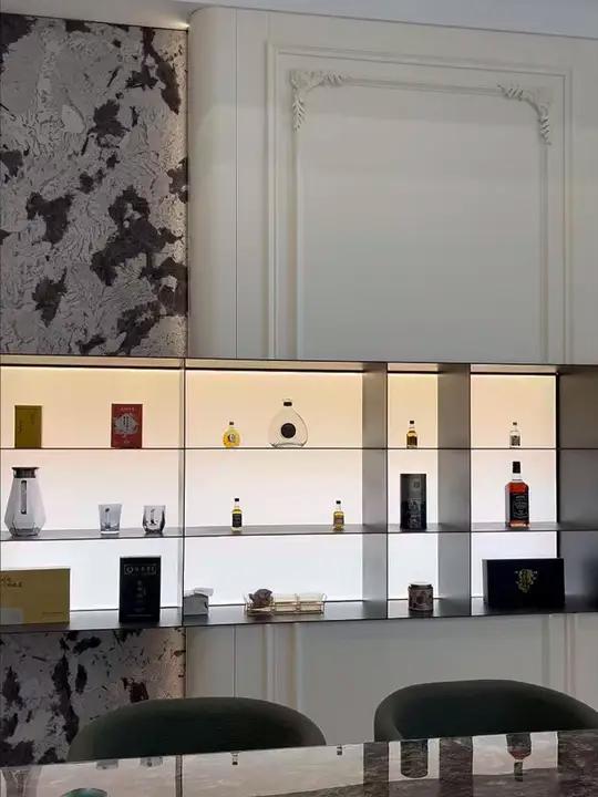 苏州全屋定制,极简法式风背景墙,嵌入金属发光酒柜,浪漫高级~