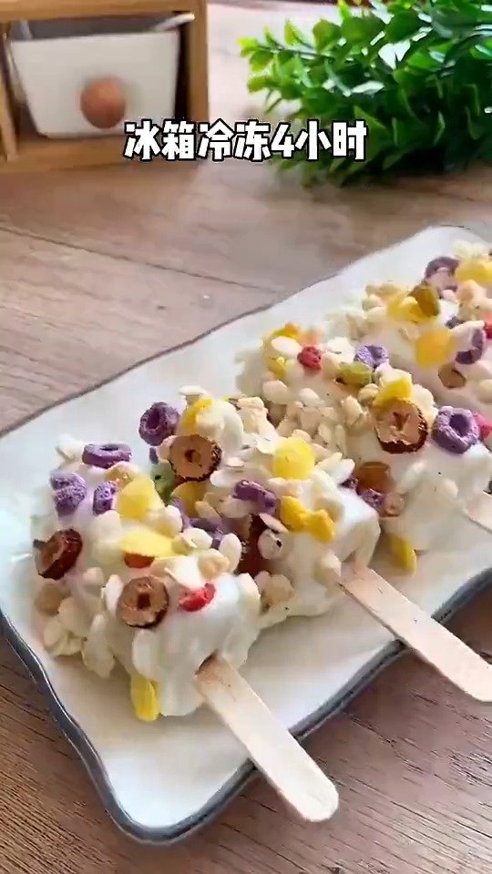 晚饭吃什么 天气太热了,在家自己做香蕉酸奶冰激凌吧,外脆里糯,口感绝了～(365道美食DI