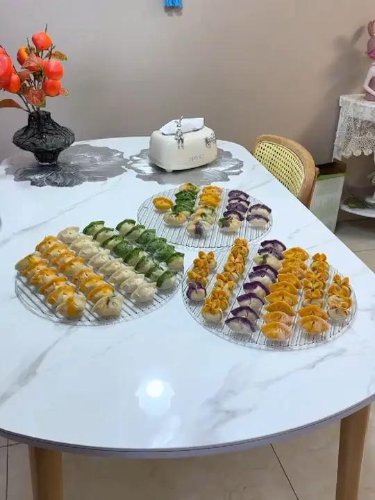 吃饺子就用专门的饺子盘才有仪式感,一人一种口味干净卫生,还是加厚玻璃的,通透又好看。过年拿