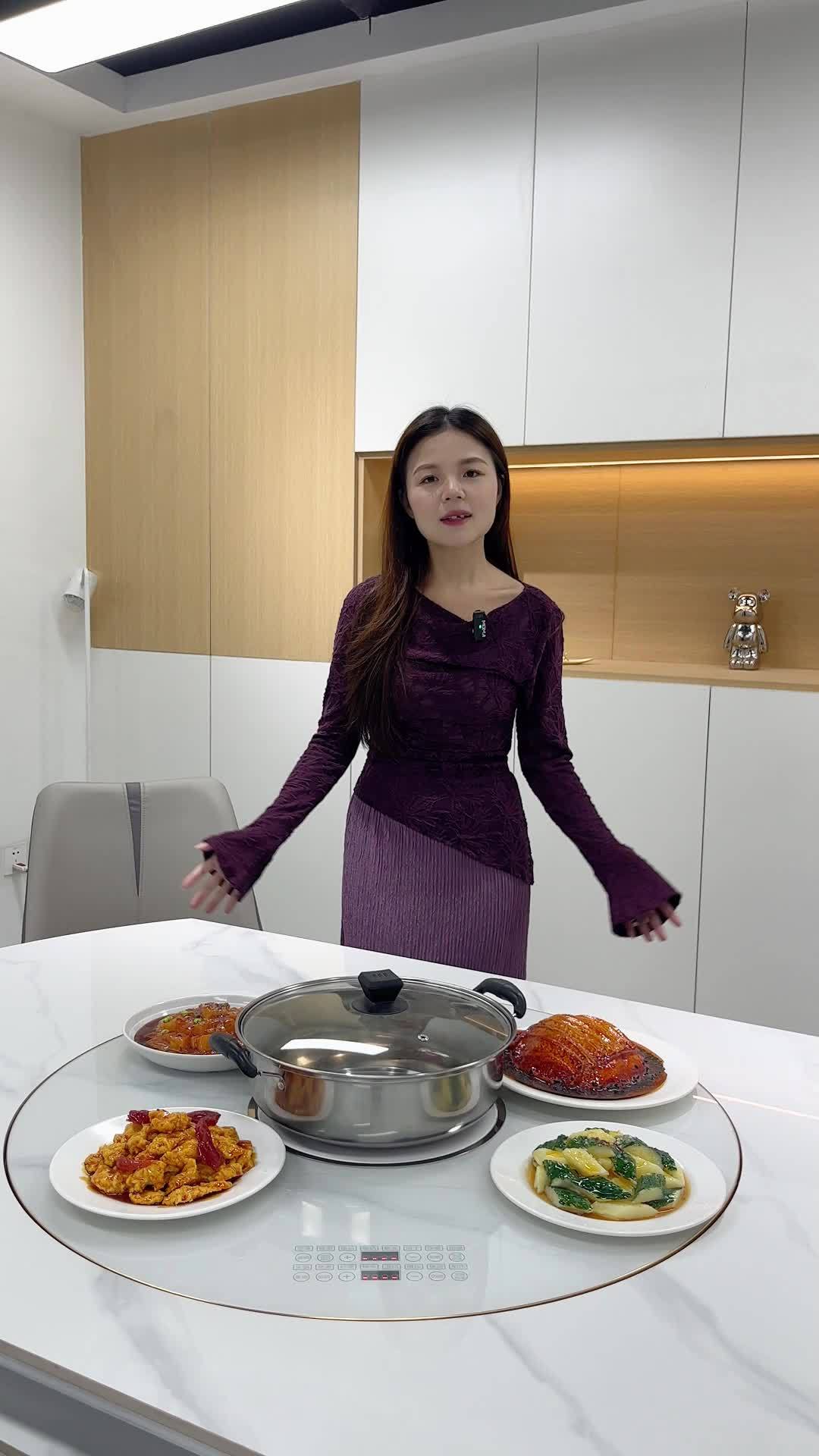 餐桌,一方小小的天地,却见证着无数的欢笑与温馨。一家人围坐,分享着美食,也分享着生活的点滴