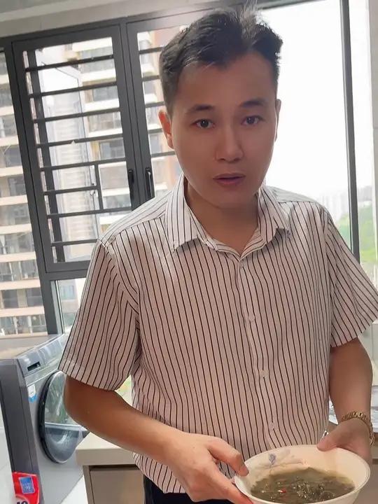 儿子上学去了，一个人搞个盐菜汤吃