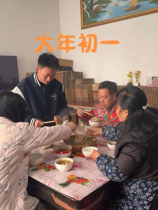 大年初一小谭家吃猪脚吃汤圆,祭拜祖宗,这是重庆这边的风俗!