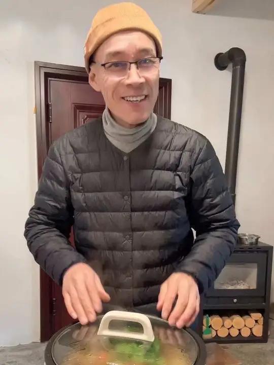 火锅当然是在家里吃更健康,苏泊尔电炒锅经济又适用。苏泊尔好物推荐