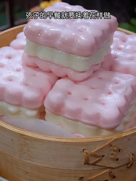 这个可爱粉嫩的草莓饼干馒头,我家孩子可爱吃了,松软香甜
