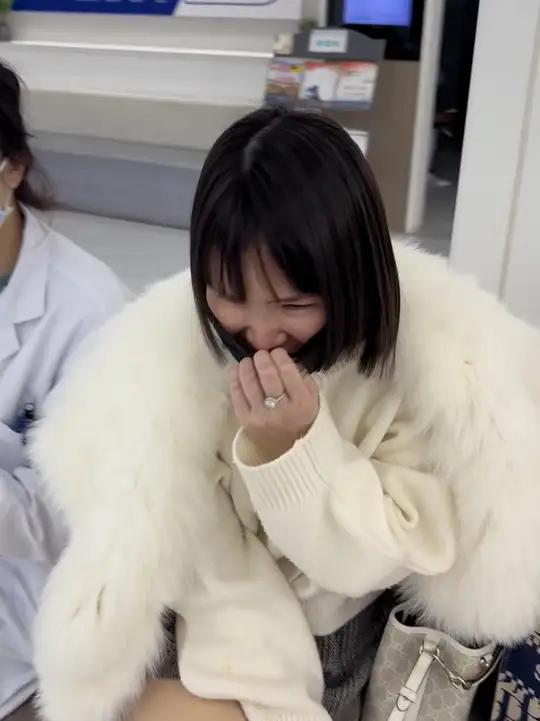 实拍实发!这位小姐姐昨天做完半半,昨晚又是刷抖音,又是麻辣烫……