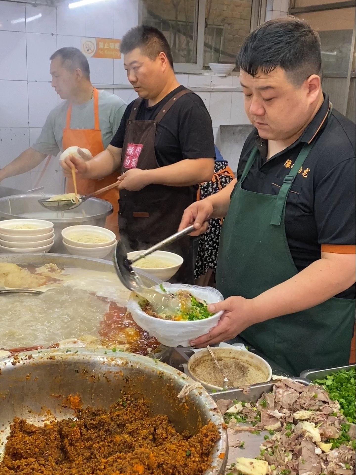 河南地方的特色,饸饹面,烩面,胡辣汤!郏县饸饹面正宗做法 羊汤烩面 羊肉汤 饸饹面