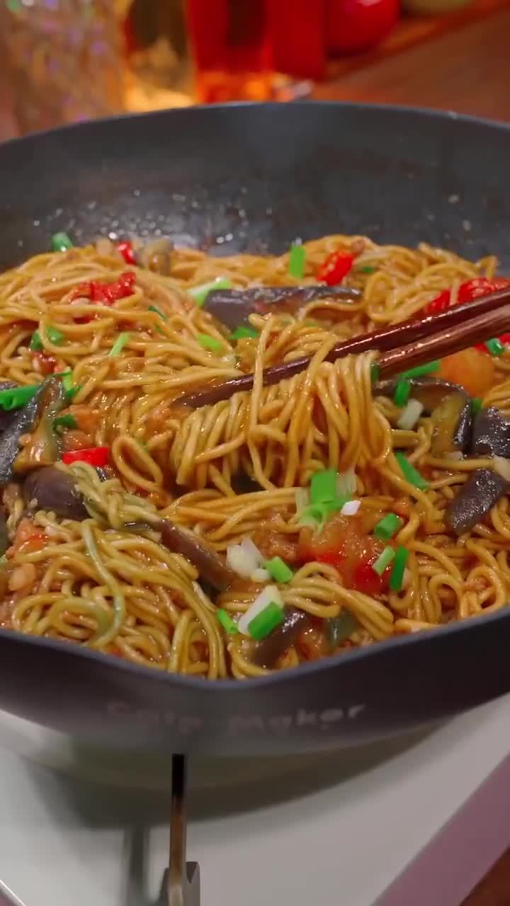 跟着寿寿学做美食 想吃炸酱面自己在家做,地道的老北京风味,做法一点也不难 炸酱面