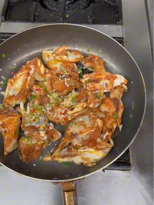 水库大鱼头的顶级吃法:煎焗 美食制作分享美食