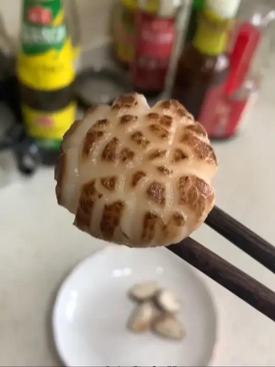 一口小花菇的口感真的是绝了!它嫩滑Q弹,每一口都能感受到那种细腻滑爽的感觉。无论是炖汤还是