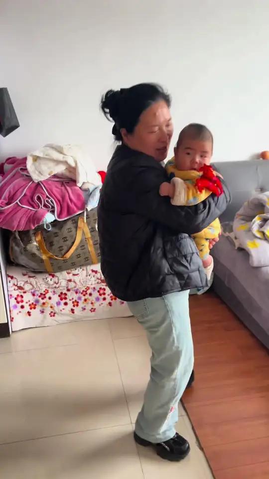 给孙子缝的打春鸡,对小孩好,儿媳妇不让戴