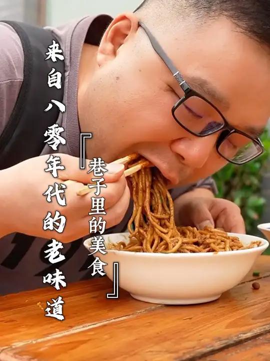 这是一家没有门头但也承载许多荆州人回忆的过早店……一碗浓香热干面搭配香甜萝卜汤，沙市老味道