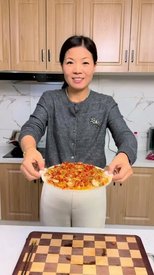 今天做蒜蓉粉丝扇贝肉吃,助理说学会了要回家做给他媳妇吃