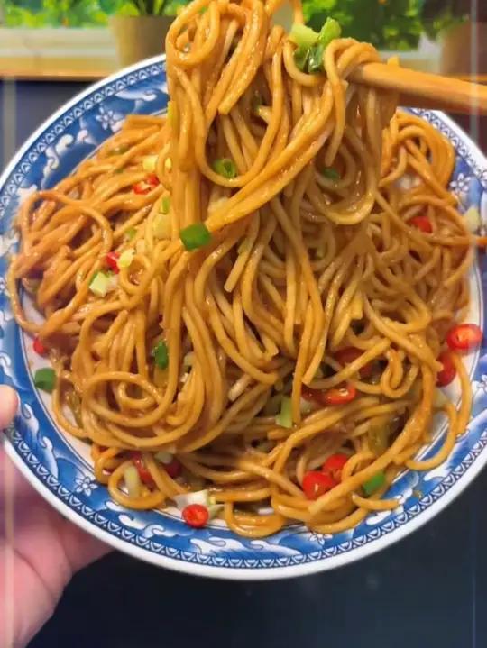 早上起不来给孩子做早饭 就煮这个热干面 面条裹满了芝麻酱 吸溜一嘴可香了 太香啦 热干面c