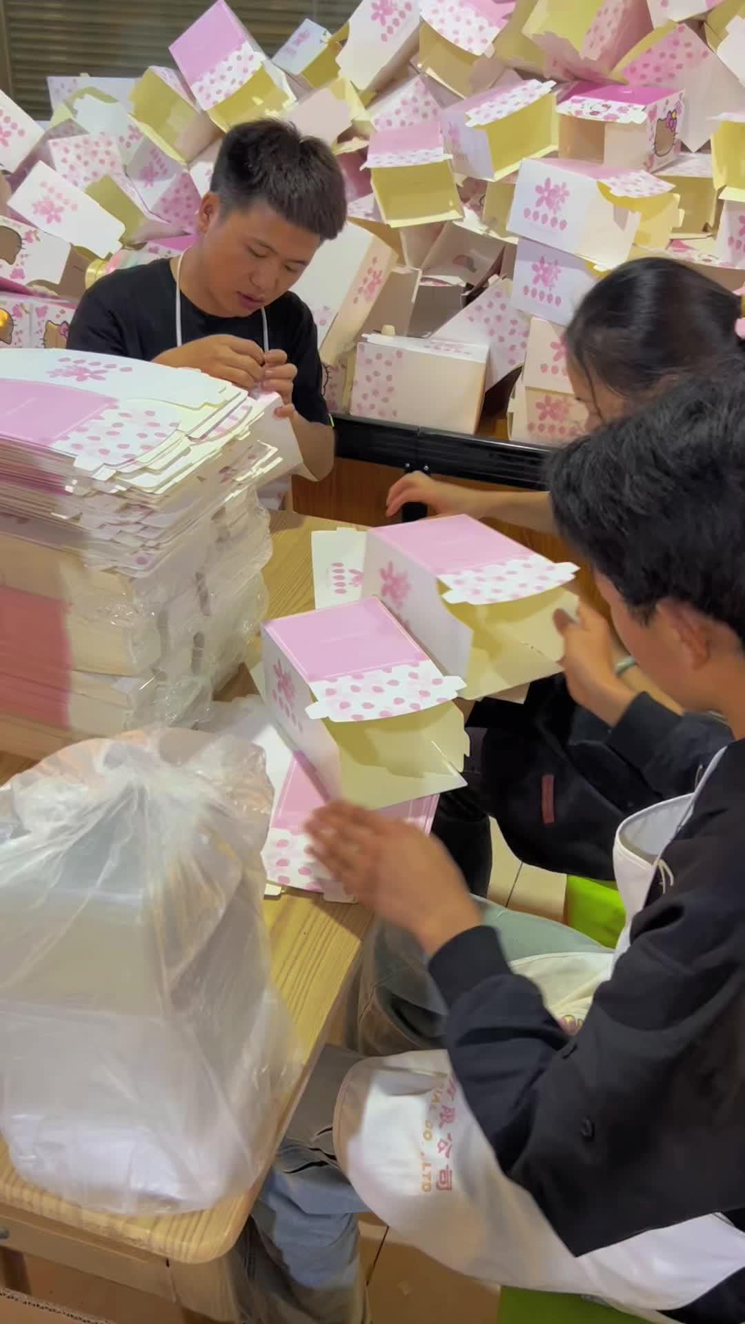 加班折盒子,1000个小蛋糕安排上