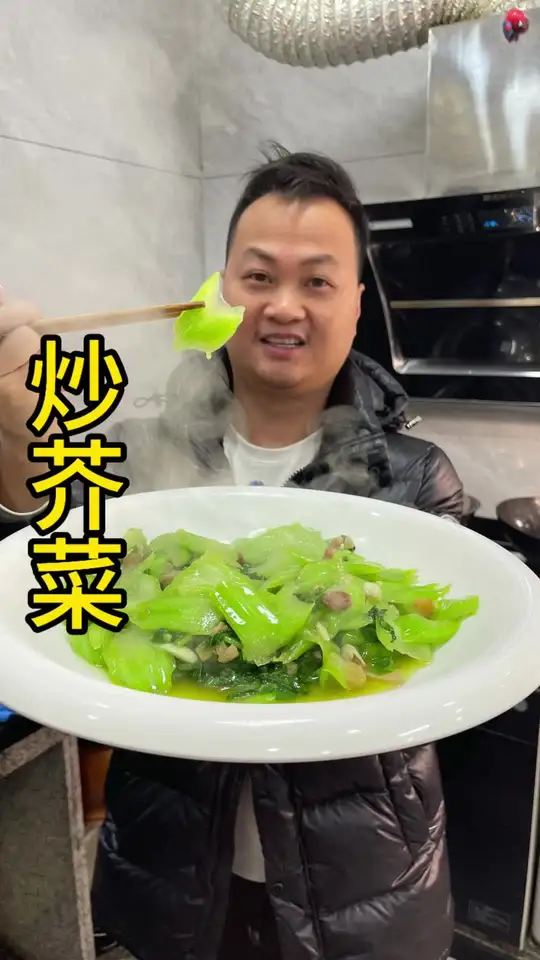 家常菜，这个季节的芥菜打过霜很好吃，今天来分享这道炒芥菜，做法简单，炒出来菜翠绿清脆又好吃