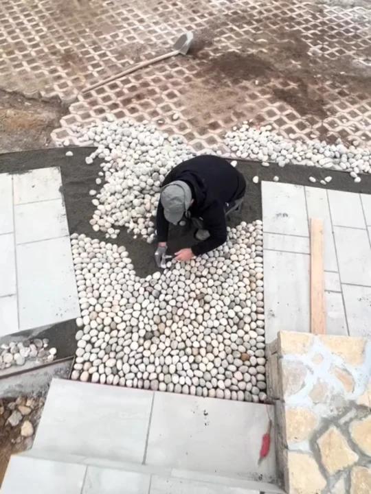 别墅庭院装修铺装鹅卵石地铺石