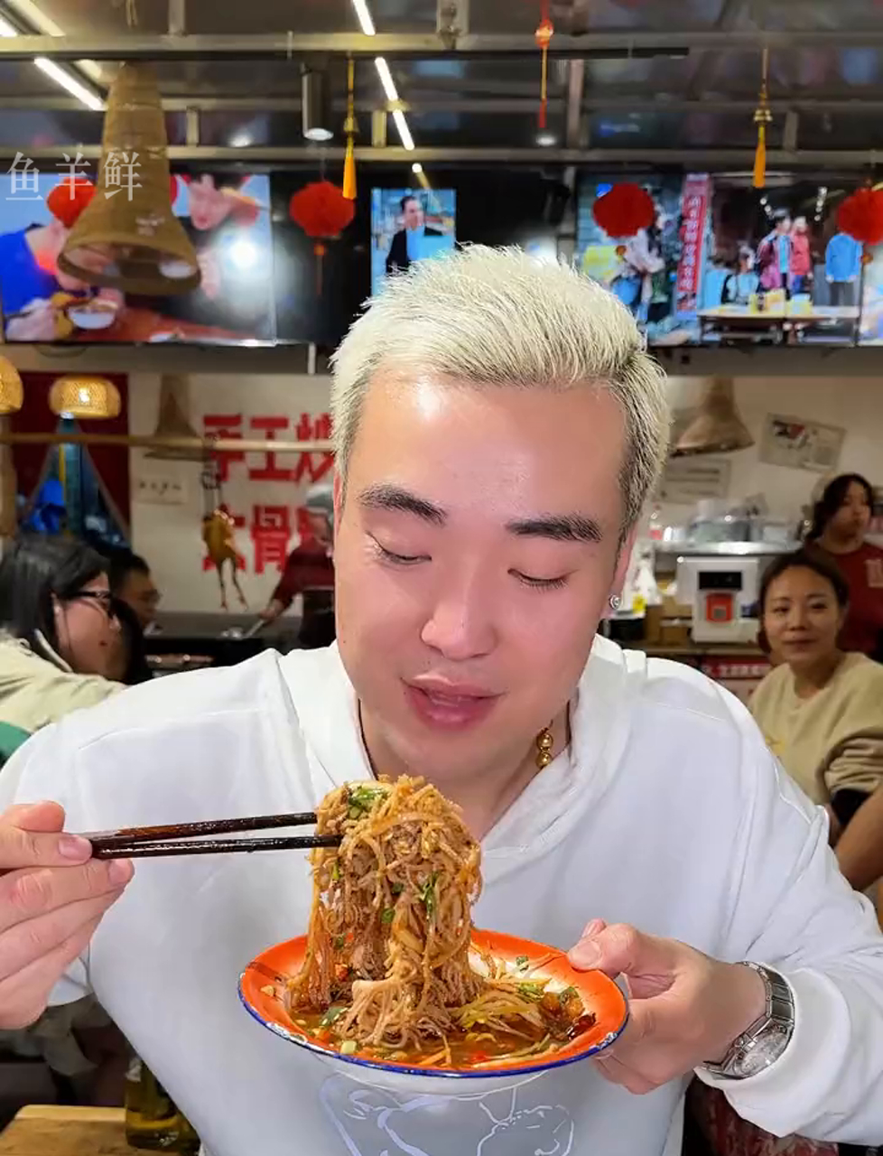 盘成都最火最辣蛙鱼火锅，炫三斤牛蛙+三斤黄辣丁吃到撑 成都 火锅 郭得好黄辣丁