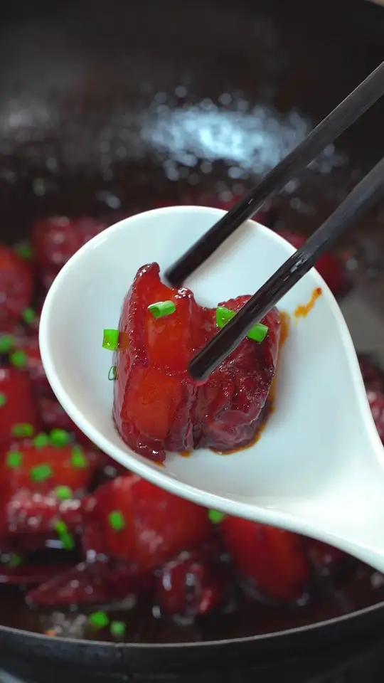 做红烧肉，有的人喜欢先焯水有的人直接下午就炒，其实那样做都不对，今天就把正确的做法分享给大