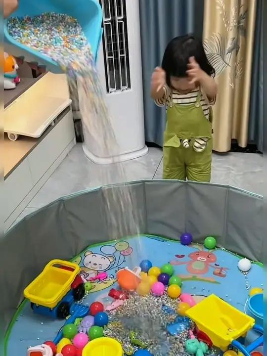 没有小朋友能拒绝玩沙子的快乐吧,一玩就是大半天,太解放妈妈双手啦,沙子安全无异味,宝宝玩着