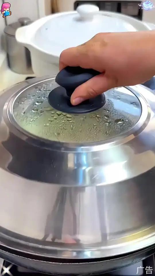 一口爆汁的快乐来了!这款鲜肉大葱小笼包,每一个都塞满鲜猪肉和鲜嫩大葱,手工捏出18道褶子锁