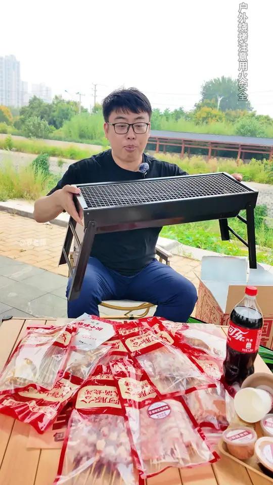 最近想在户外烧烤的朋友看过来,啥都不用准备,轻松烧烤!户外烧烤 烧烤食材 阿豚公 烧烤 中
