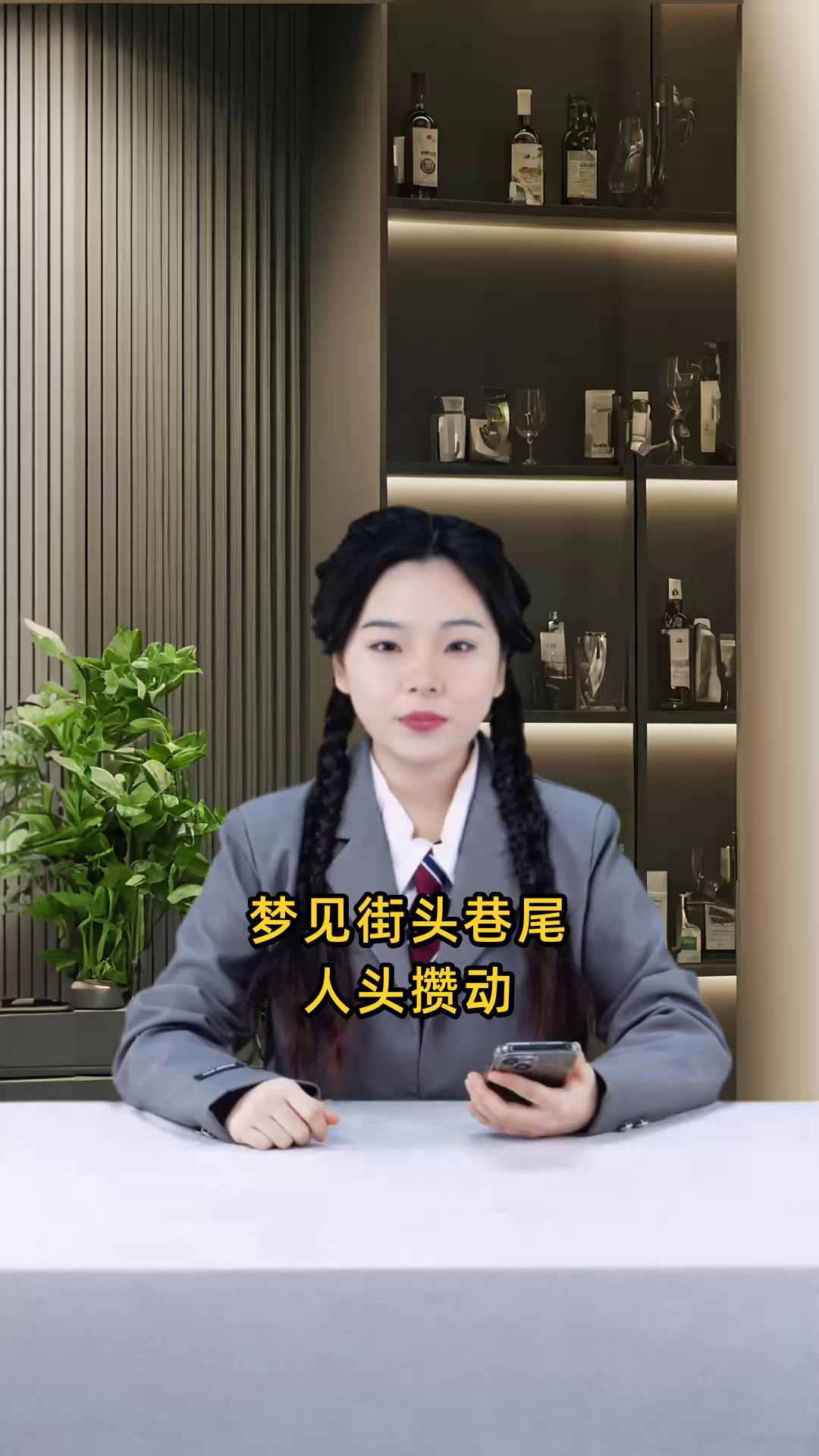 我梦见街头巷尾人头攒动,许多人摆地摊卖着新鲜的蔬菜