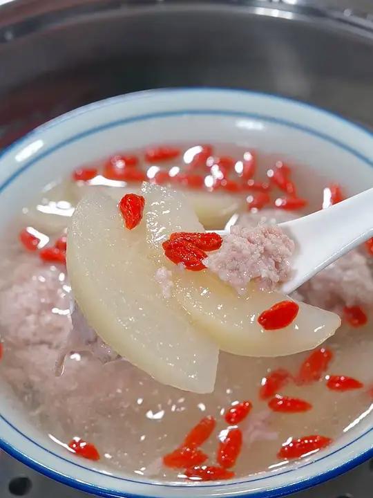 冬季天气干燥,聪明的妈妈都会做这个雪梨瘦肉汤