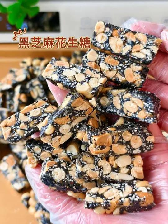 经典黑芝麻花生糖又酥又香巨好吃！又酥又香的经典「黑芝麻花生糖」 年货必备小零食，做法材料都