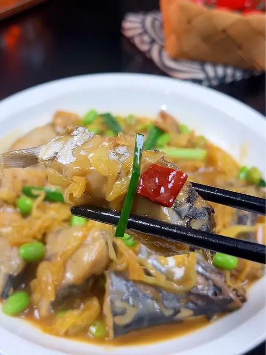 如果要问我马鲛鱼怎么做好吃,那我会告诉你这个泡菜烧马鲛鱼做法千万可别错过了 温州美食