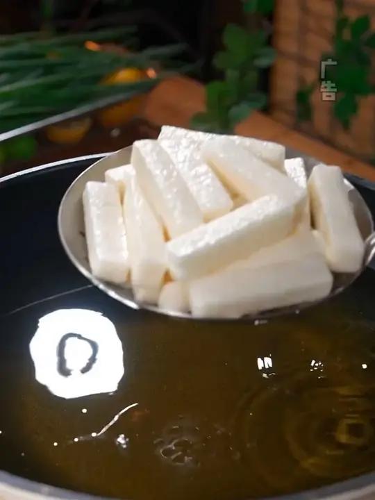 万万没想到,山药竟然还有这么好吃的做法,外酥里嫩,还裹着蛋黄酱的香味,营养又美味,老人孩子