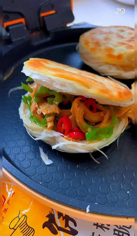 这就是我经常回购的 老潼关肉夹馍速冻饼，几分钟就能做好，外酥里嫩，老少皆宜