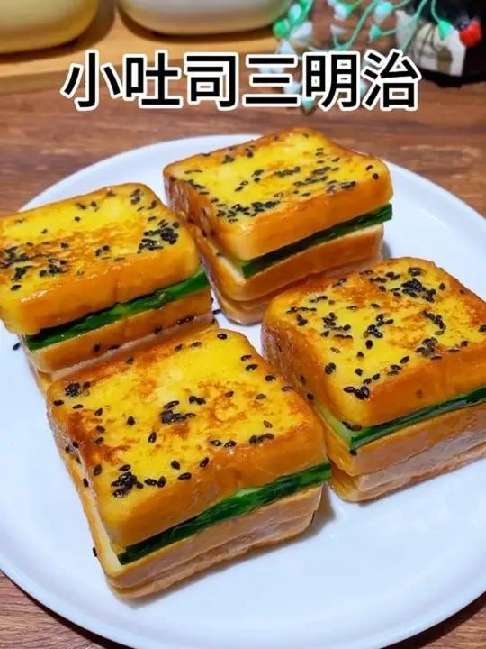 孩子的早餐不知道吃什么,快试试这个简单又营养的小吐司三明治,有菜有肉又有蛋,一口下去满满的