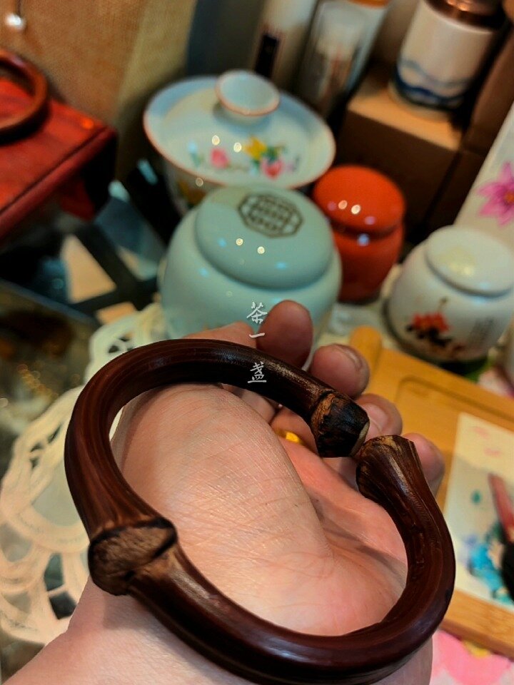 鸡血藤手镯有什么功效1僻邪鸡血藤手镯是藏饰中最重要的存在是藏