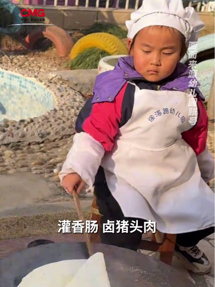 「小朋友幼儿园里烙饼做饭过于熟练」近日,江苏徐州一幼儿园的视频火了。视频中,孩子们熟练地刮