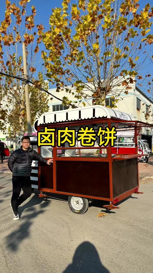 一个人做卤肉卷饼的,人家设计这个车就很合理。早餐车 卷饼车 三轮小吃车 煎饼车 电动餐车