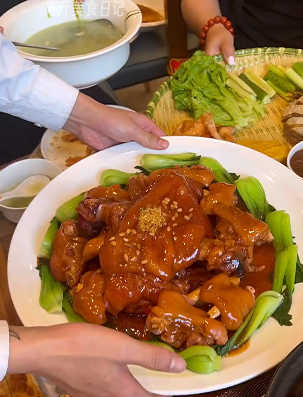 香喷喷的肘子炖猪蹄,海味十足的梅花参,大连风味的咸鱼饼子,鲜美三鲜锅贴,嫩滑鱼丸汤,巴蛸炖