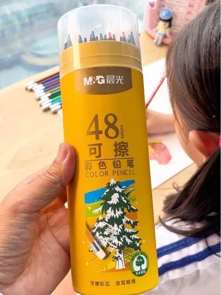 在小朋友的书包里,一定要给他准备一盒这样的 可擦彩铅,因为新版的数学教材,很多题目都需要涂