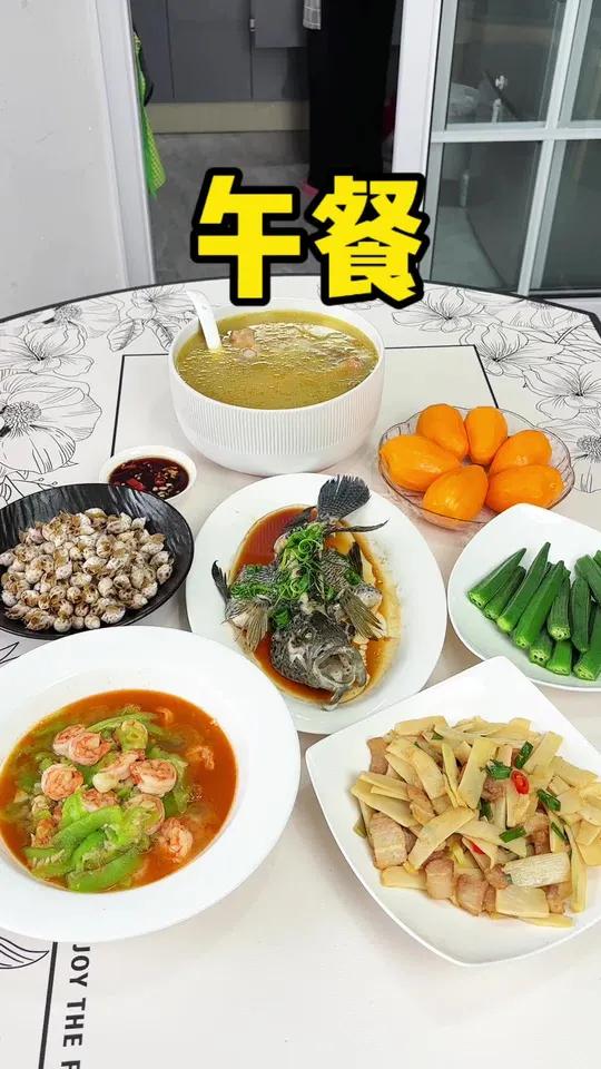 开饭啦!今天做了荔枝鸡汤,很好喝!