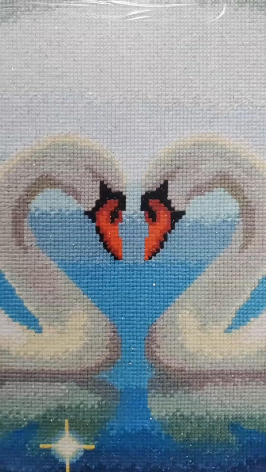 十字绣天鹅湖用银色铝合金的边框装裱效果,表面有机玻璃,后背防潮背板。高级感拉满 民权县鑫丰