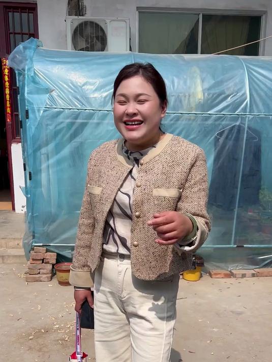 姐姐回来半个月了不愿出门，带她去附近的多肉大棚里转转