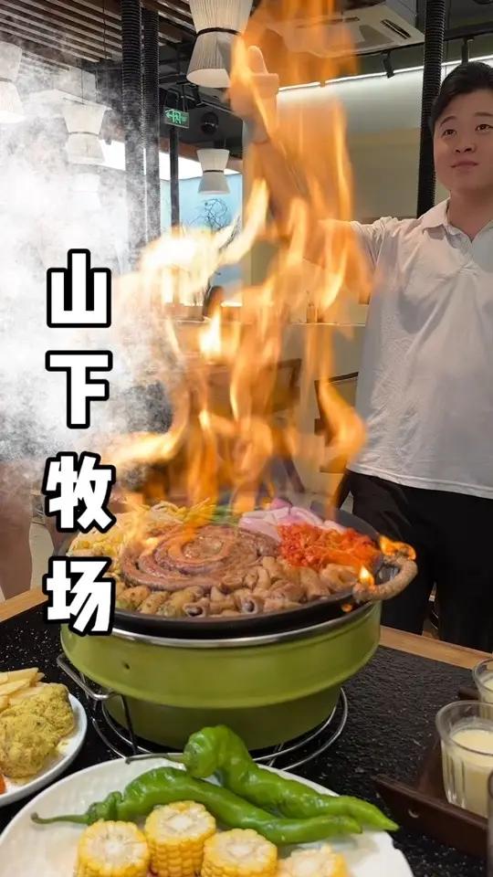 不去韩国我们就能吃到最近超火的牛肠拼盘 山下牧场的菜品更新真的没有瓶颈,海宁宝藏烤肉店推荐