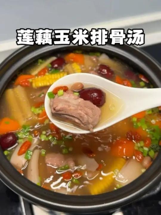 超适合冬天煲的莲藕玉米排骨汤,排骨软烂入味,汤鲜甜好喝,大人孩子都爱喝!