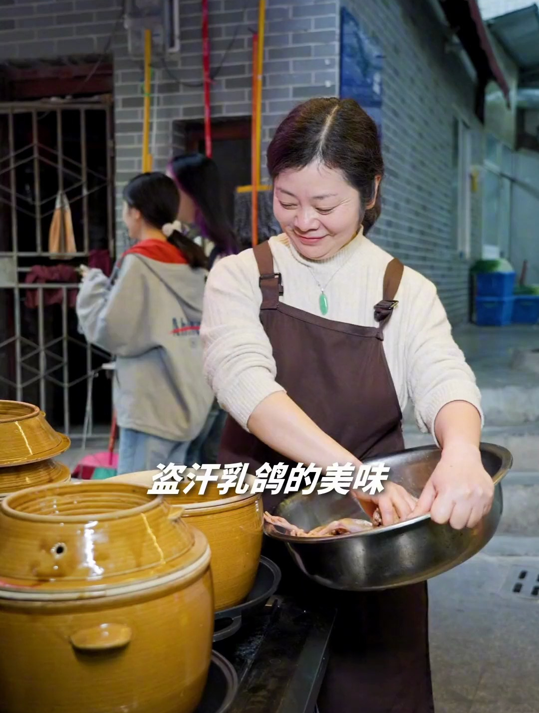 在贵阳，四孃做的盗汗乳鸽火锅创意十足，每一滴汤都是蒸馏水