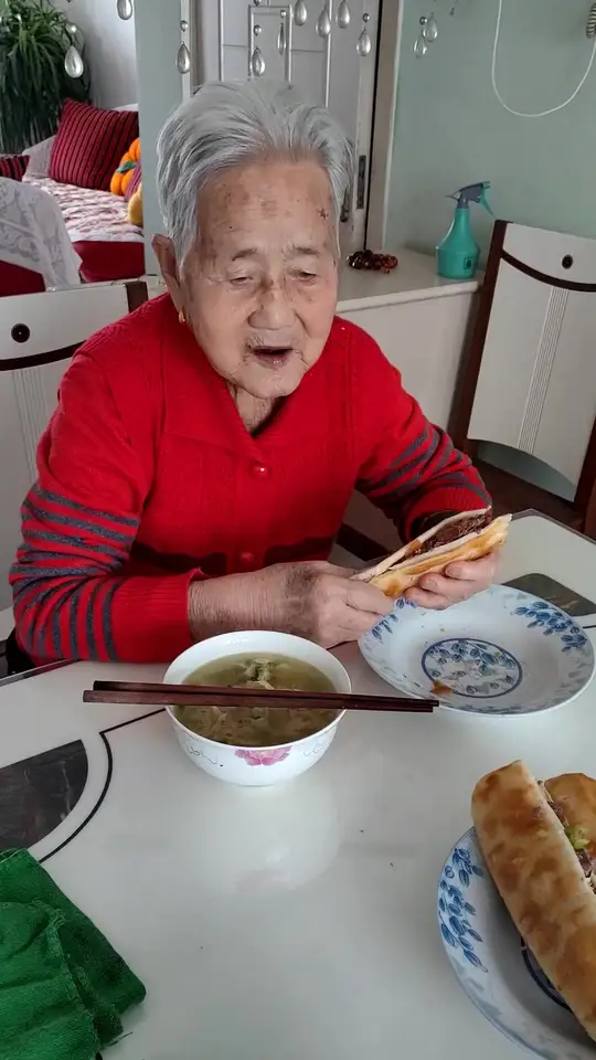 早晨为92岁老娘做驴肉火烧和海参鸡蛋汤，老娘吃得香