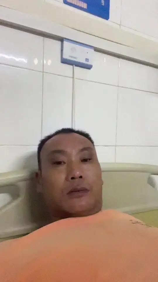 昨天下午去吃酒席,在餐桌上吃了点蜂儿,回来浑身又扣又痒,幸好连夜赶到医院不然小命就没了