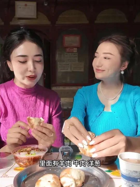 来喀什古城品尝当地特色美食烤包子