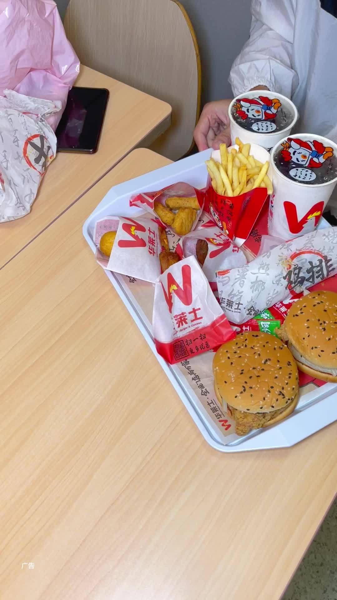 这价格真的给力华莱士冲吧 华莱士国民汉堡 大吉大利六一吃鸡 华莱士联名葫芦娃 玩转葫芦娃童