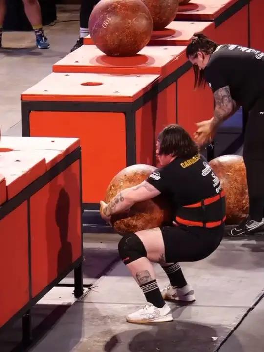 女子大力士阿特拉斯石球比赛,这个比杠铃硬拉难多了,对手臂、胸背的力量要求太高了。大力士比赛