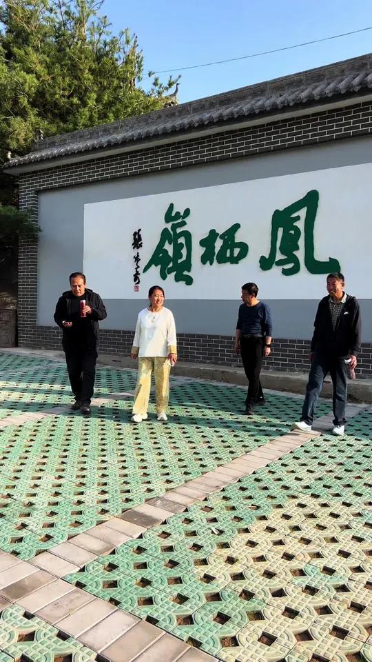 翼城凤栖岭最新变化,路面新铺砖石,干净整洁,步道清爽、环境雅致,山林氧吧里逛着舒心又惬意!